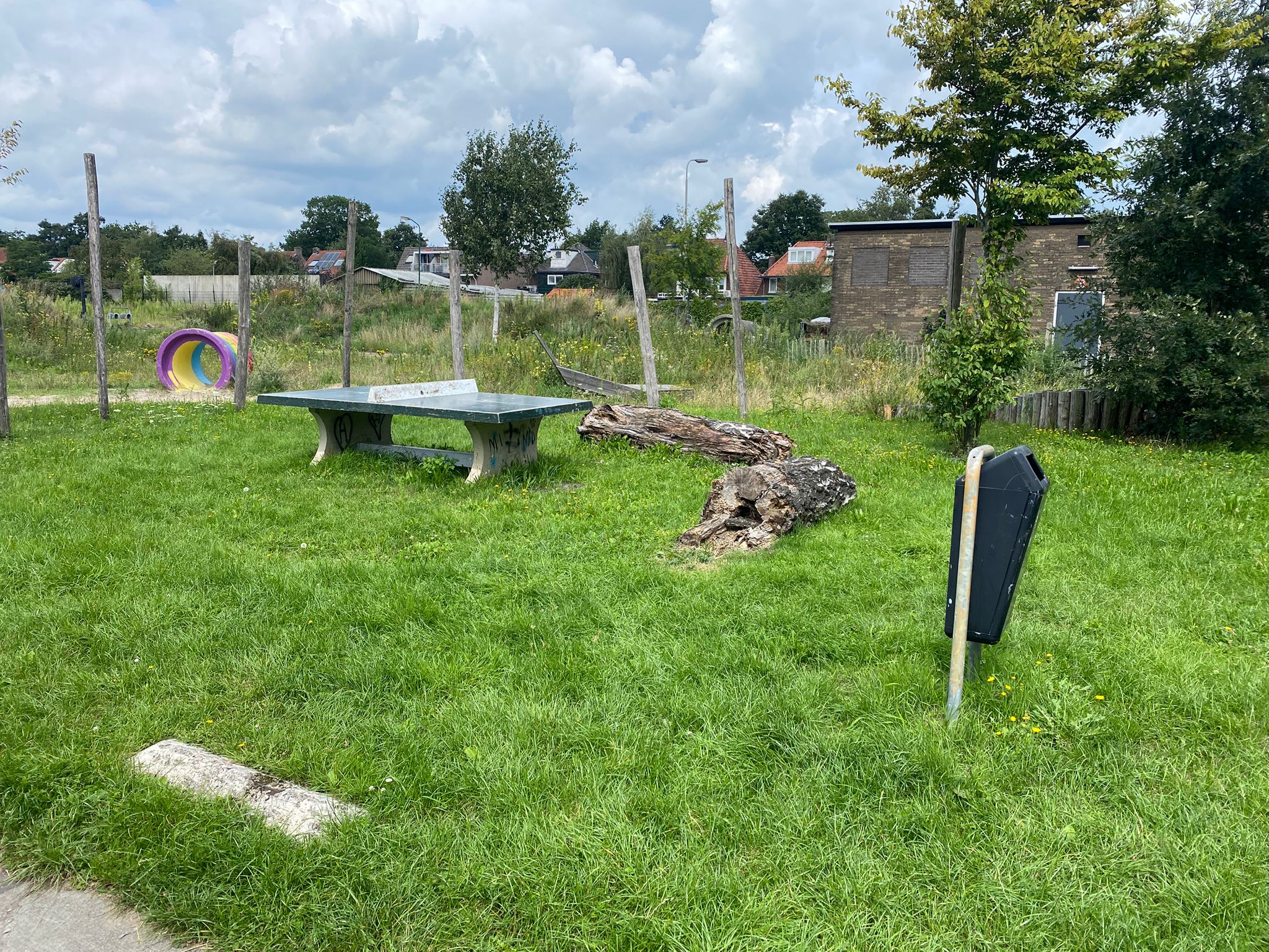Tafeltennistafel op een grasveld bij de Wagenwerkplaats in Amersfoort.